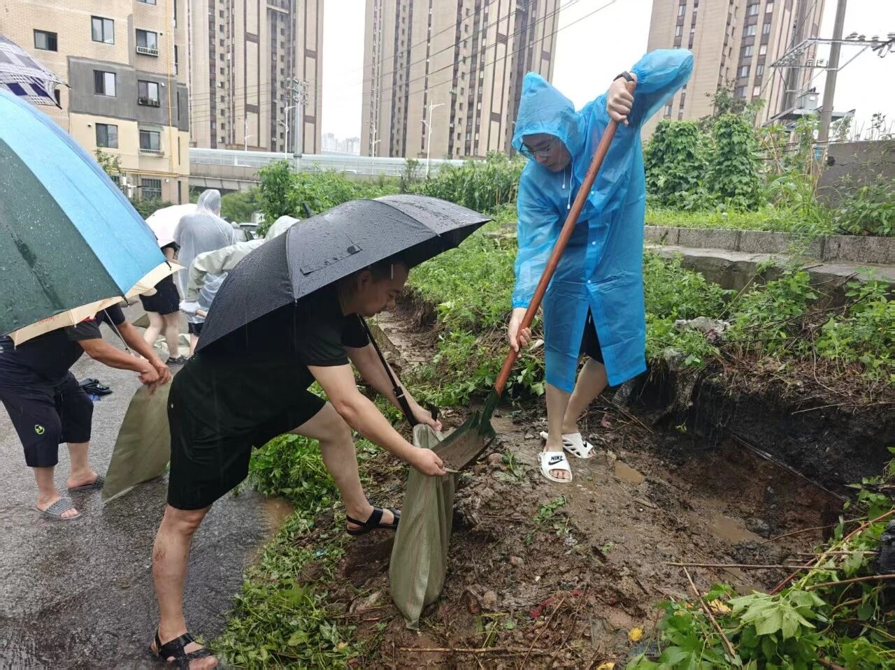 暴雨来袭时，抚顺这些检察干警筑起“平安堤坝”